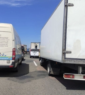 Далекобійники перекрили трасу Київ-Одеса – протестують проти нових правил перетину кордону
