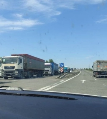 Далекобійники провели акцію протесту на трасі Київ-Одеса, у поліції розповіли деталі