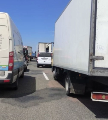 Далекобійники перекрили трасу Київ-Одеса через новий закон про мобілізацію, відео