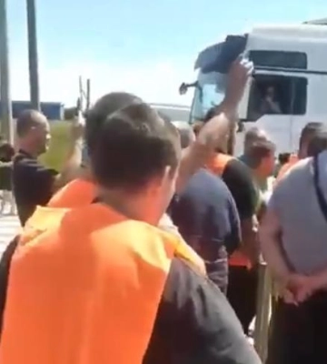 На трасі у Кіровоградській області далекобійники провели акцію протесту