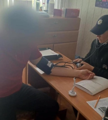 У Сарнах патрульні допомогли чоловіку, якому стало погано за кермом