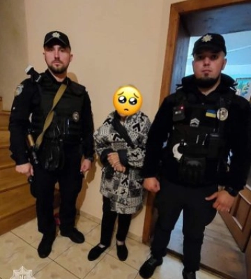 В Ужгороді патрульні допомогли дістатись рідних жінці, яка мала проблеми із пам’яттю