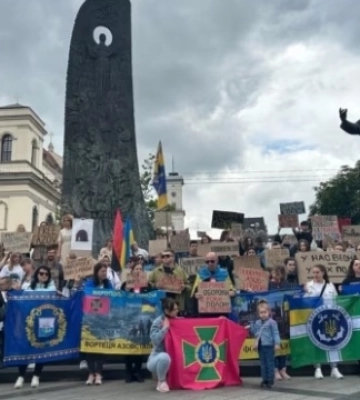 У Львові та Запоріжжі пройшли акції на підтримку захисників Маріуполя