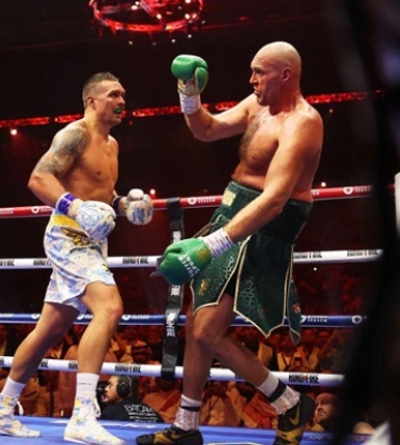 Усик став чемпіоном з боксу у надважкій вазі