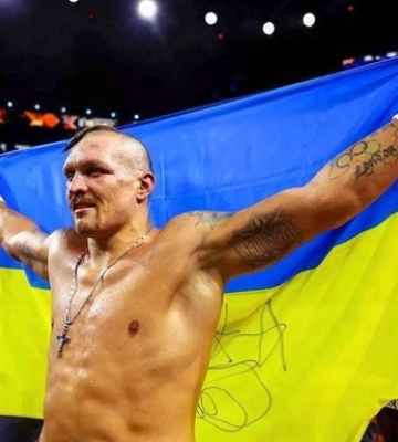 Зеленский поздравил Усика с победой над Фьюри