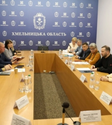Захист прав переселенців: на Хмельниччині відбулося виїзне засідання спецкомісії Ради