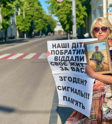 Забуття – гірше зради: житомирянам продовжують нагадувати про хвилину мовчання у памʼять про полеглих Героїв. ФОТО