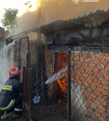 У Львівському районі пожежники врятували житловий будинок — ФОТО