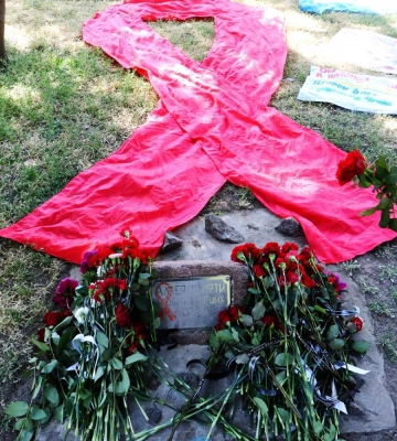 Одеса: у Старобазарному сквері провели акцію пам’яті людей, які померли від СНІДу