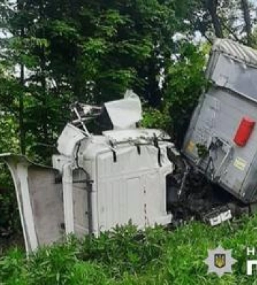 ДТП на трасі Київ-Харків: вантажівка з&#039;їхала в лісосмугу