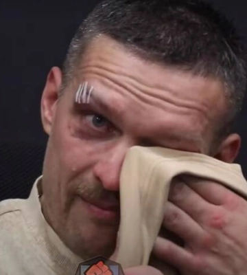 Усик расплакался после победы над Фьюри. Трогательные слова чемпиона мира