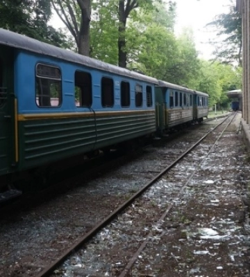 У Харкові внаслідок російського обстрілу пошкоджена дитяча залізниця