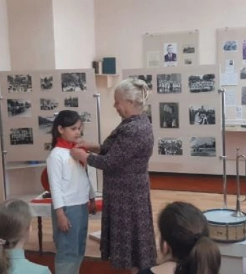 Оккупанты собрали пенсионерок, чтобы те учили детей в Мелитополе речевкам и правильно завязывать пионерские галстуки 