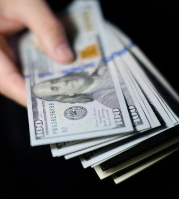 Курс долара відійшов від максимумів, НБУ скоротив продаж валюти із резервів