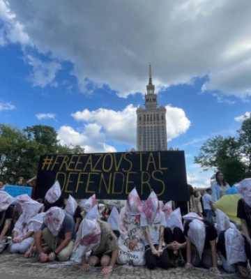 «Мы не остановимся»: криворожане вышли на митинг ко второй годовщине подвига Мариупольского гарнизона