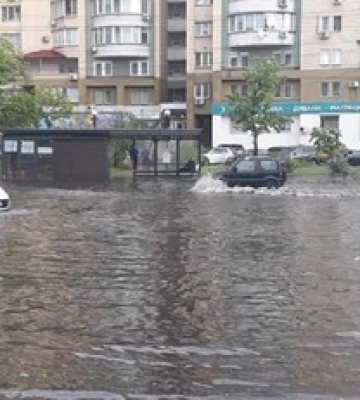 В Киеве остановилось много автобусов и троллейбусов из-за пропасти на дороге: фото