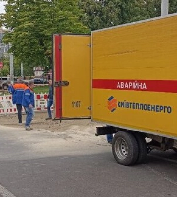 У Києві біля ТЦ &quot;Ocean Plaza&quot; прорвало водогін: Затоплено дорогу. ВІДЕО+ФОТОрепортаж