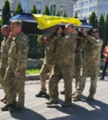 Приєднався до небесного війська: у Луцьку попрощалися із загиблим Олександром Юзвою