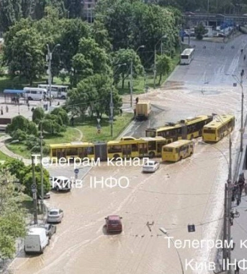 У Києві масштабний прорив трубопроводу біля ТЦ Ocean Plaza