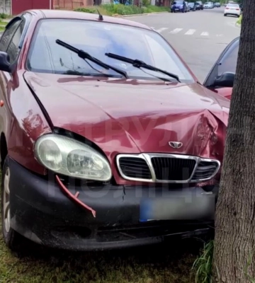 У Сумах нетверезий водій врізався дерево