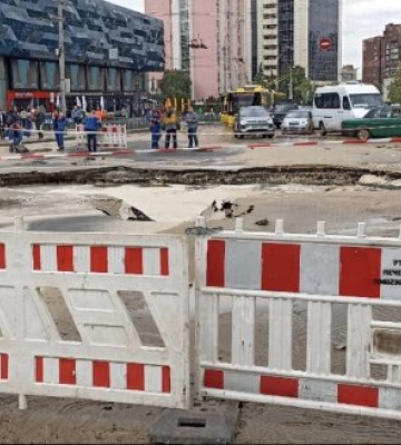 Масштабный потоп в Киеве: в центре прорвало теплотрассу - целую улицу смыло водой - видео