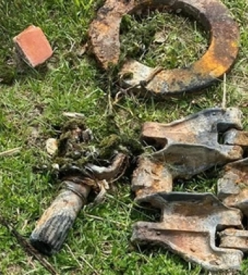 Водолази показали, що підіймають з дна Світязя 