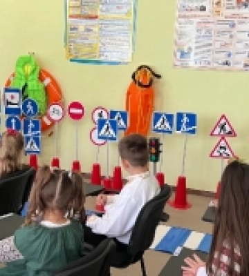 У Врадіївській та Кривоозерській громадах поліцейські навчали школярів як уникнути небезпечних ситуацій на дорозі