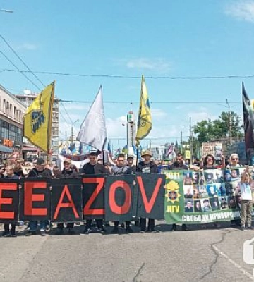«Мы не остановимся»: криворожане вышли на митинг ко второй годовщине подвига Мариупольского гарнизона