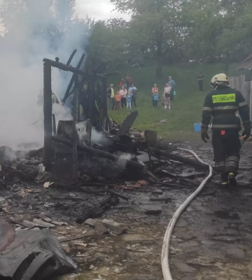 У Лютій на Ужгородщині місцеві жителі до прибуття пожежних гуртом гасили пожежу в літній кухні і прибудові (ФОТО)