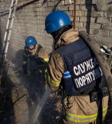 Россияне сбросили боеприпас с дрона на спасателей: один пожарный пострадал