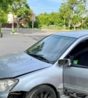 В Ужгороді чоловік намагався викрасти авто та при цьому травмував його власника