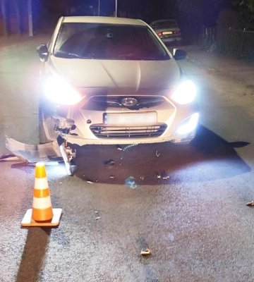 У Рівному дівчатка на електросамокаті врізались у авто