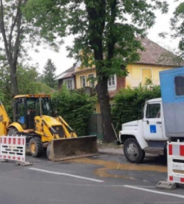 У Львові ліквідовують аварійний витік води на вул. Метлинського – Новознесенській
