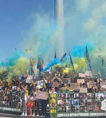 У Варшаві відбулася акція-перформанс на підтримку ув&#039;язнених захисників Маріуполя