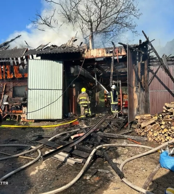 Рахівські рятувальники спільно з вогнеборцями ліквідували пожежу у надвірній споруді