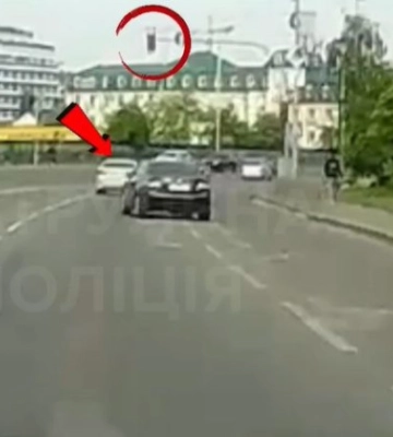 В Киеве наказали водителя, который на глазах у полиции проехал на запрещающий сигнал светофора: видео