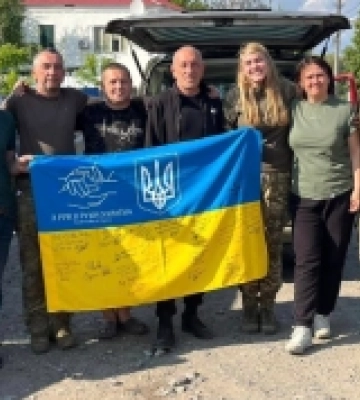 Рожищенські волонтери доставили автівки та допомогу захисникам України