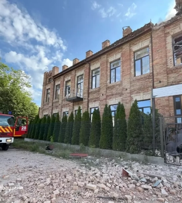 На Дніпропетровщині рятувальники ліквідували пожежу, що виникла внаслідок ворожого обстрілу (ВІДЕО)