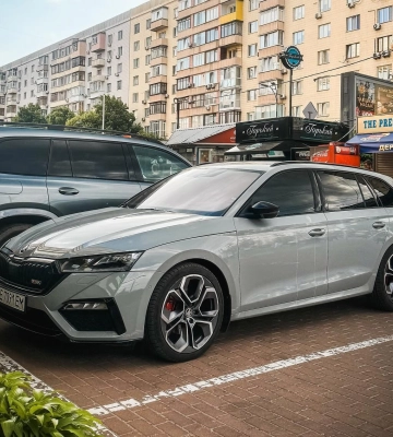 Сімейний спорткар: у Києві помітили рідкісну заряджену Skoda 
