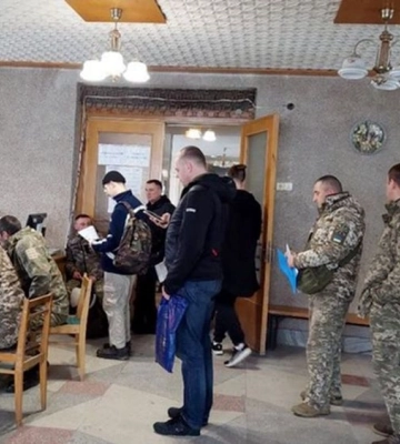 За 1000 грн у Києві продають місця в черзі до ТЦК та СП - нардеп Осадчук