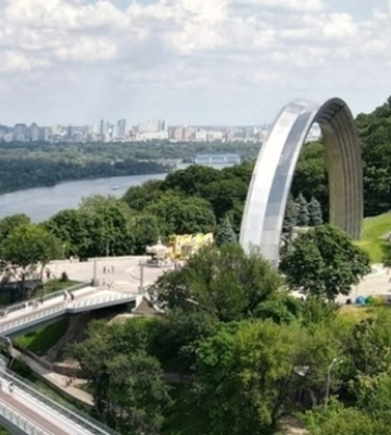 В Інституті нацпам&#039;яті пропонують зробити з Арки дружби народів веселку