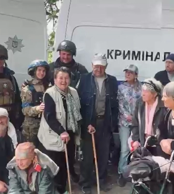 Эвакуация на Харьковщине: полиция вывезла пожилых людей под обстрелами (видео)