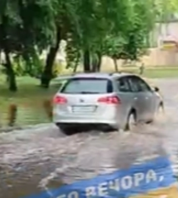 «Автівки переходять на режим із веслами»: у Луцьку затопило кілька вулиць