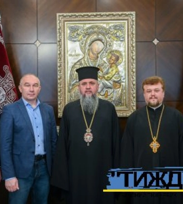 Митрополит Епіфаній від Тростянецької громади прийняв вишитий рушник та мотанку