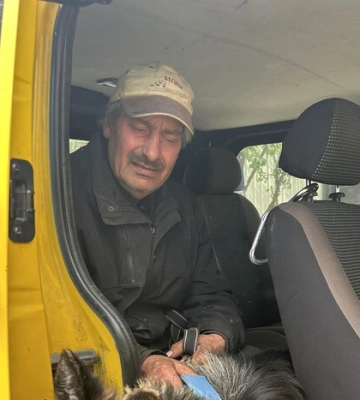 15 кілометрів пішки під обстрілами: чоловік разом зі своїм псом вийшов з Вовчанська