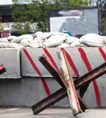 На Волині на блокпосту чоловік побив поліцейського металевою трубою