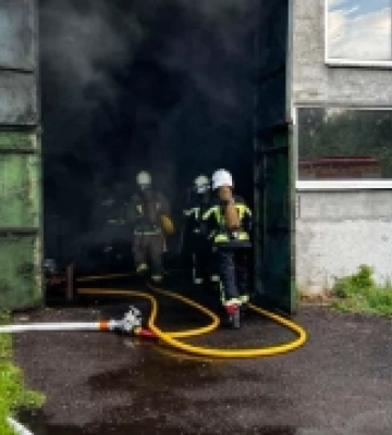 У Виноградові рятувальники ліквідували пожежу на заводі