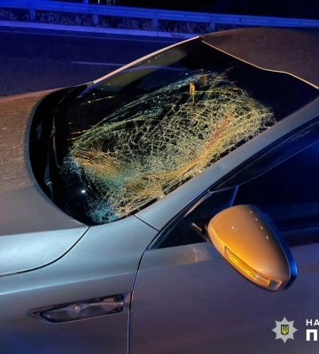 На трасі Київ-Одеса автомобіль збив чоловіка, який перебігав дорогу у темряві