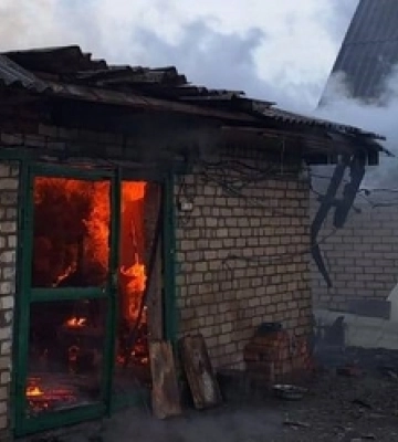 На Волині від удару блискавки загорілася будівля 