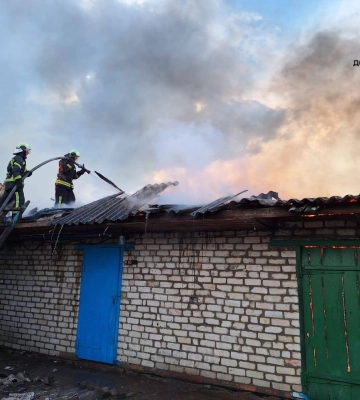 На Волині від удару блискавки загорілася будівля 